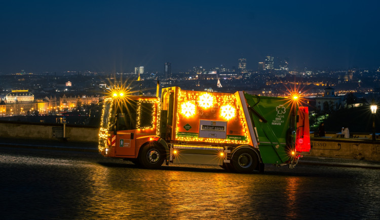 Vánoční vůz bude Prahou jezdit až do nového roku.