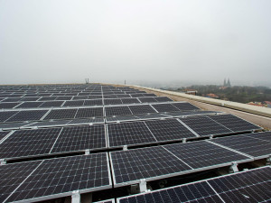 Kongresové centrum bude mít na střeše největší solární elektrárnu v Praze. Ušetří přes pět milionů