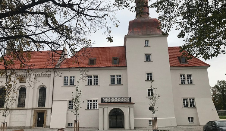 Pražské arcibiskupství možná prodá i hotel v Dolních Břežanech, je ztrátový
