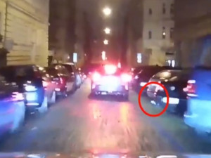 VIDEO: Opilí mladíci si půjčili sdílené auto. Řidič neměl doklady a boural