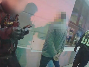 VIDEO: Muž obtěžoval ženu, pak utíkal strážníkům. Nezastavila ho ani namířena zbraň