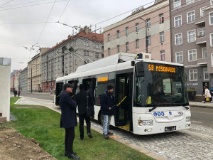 VIDEO: Trolejbusová trať z Palmovky je dokončena, v provozu ale bude jen o víkendech
