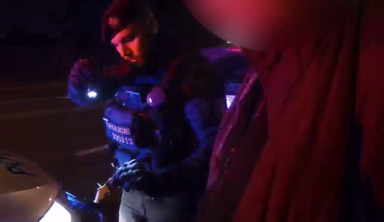 Muž měl u sebe i zbraň.