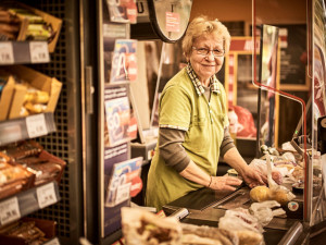 Čučení na seriály by mne zabilo, miluji být mezi lidmi, říká pokladní Věra Liscová