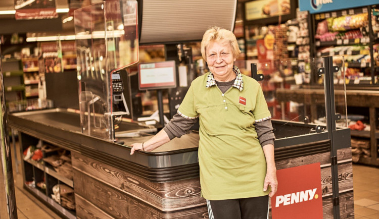 Čučení na seriály by mne zabilo, miluji být mezi lidmi, říká pokladní Věra Liscová