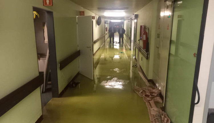 Požár uhasila voda z prasklé trubky.