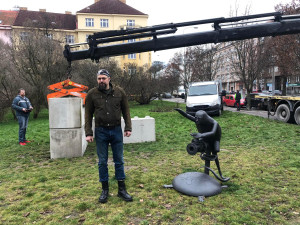 VIDEO: Na místě pomníku Koněva stojí socha skřeta s obličejem Putina