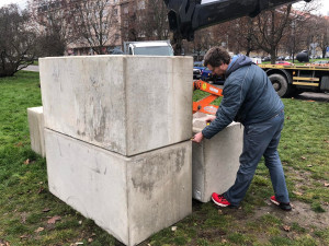 VIDEO: Na místě pomníku Koněva stojí socha skřeta s obličejem Putina
