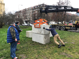 VIDEO: Na místě pomníku Koněva stojí socha skřeta s obličejem Putina