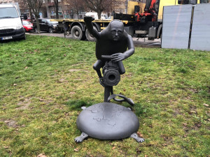 VIDEO: Na místě pomníku Koněva stojí socha skřeta s obličejem Putina