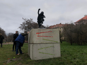 VIDEO: Na místě pomníku Koněva stojí socha skřeta s obličejem Putina