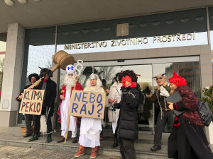 VIDEO: Klimatický Mikuláš obchází ministerstva, která nedodržují Pařížskou dohodu