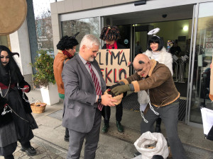 VIDEO: Klimatický Mikuláš obchází ministerstva, která nedodržují Pařížskou dohodu