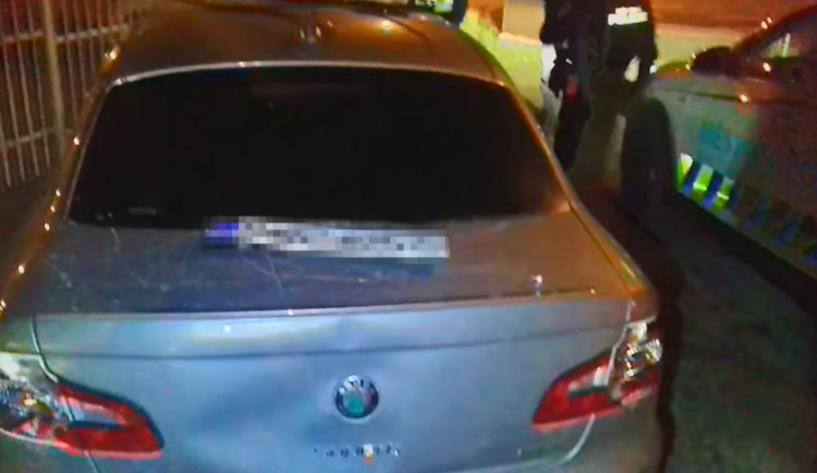 VIDEO: Hladový muž ničil cizí auto. Jsem ve špatné situaci, vysvětloval