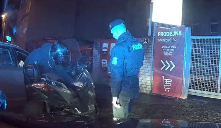 VIDEO: Řidič utekl od silniční kontroly v Praze, za chvíli ho našli ve sklepě