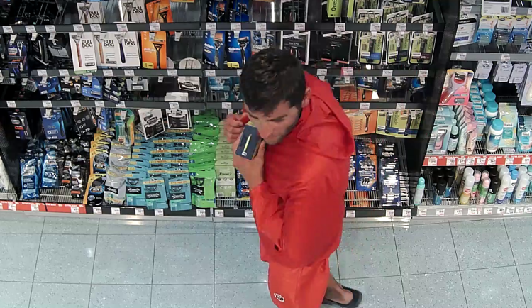 Muž může do vězení až na tři roky.