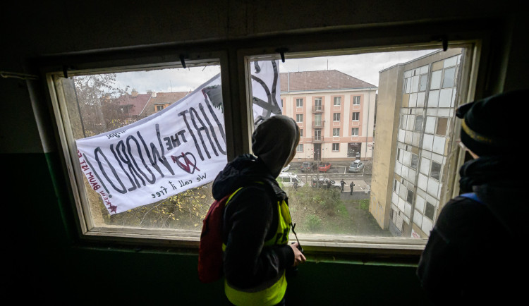 Squatteři, kteří obsadili dům v Praze, se sešli se starostou