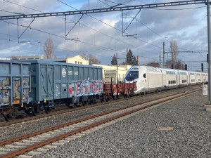 VIDEO: Prahou projelo nejnovější TGV. Táhla ho lokomotiva ČD Cargo
