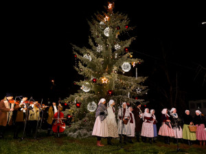 VÁNOCE NA ŠESTCE: Bruslení zdarma, pět vánočních stromů a dva týdny koncertů