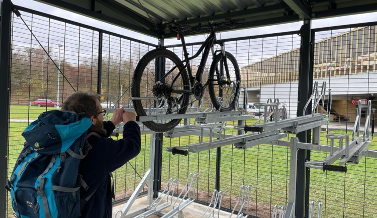 Do kolárny se vejde třicet kol.