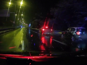 VIDEO: Muž prchal před policií na proražených pneumatikách