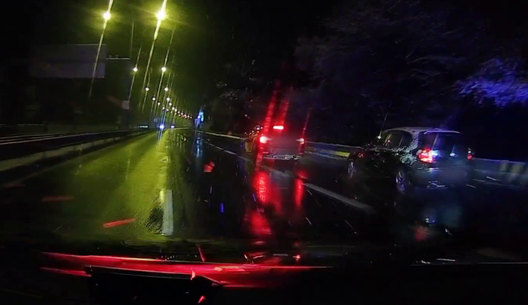 Řidiči zablokovali cestu.