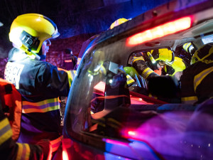 VIDEO: V Nuslích se v noci čelně srazila dvě auta