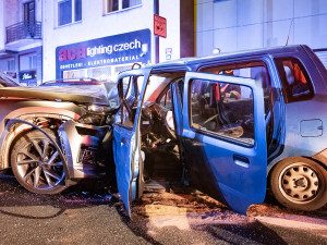 VIDEO: V Nuslích se v noci čelně srazila dvě auta