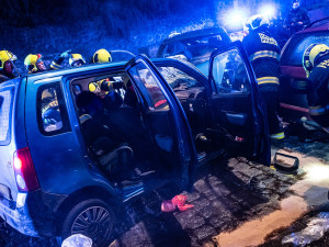 VIDEO: V Nuslích se v noci čelně srazila dvě auta