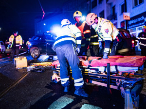 VIDEO: V Nuslích se v noci čelně srazila dvě auta