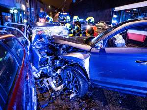 VIDEO: V Nuslích se v noci čelně srazila dvě auta