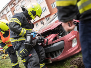 Hasiči po srážce auta s trmvají vyprošťovali řidiče