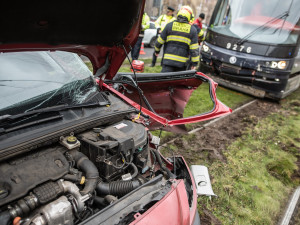 Hasiči po srážce auta s trmvají vyprošťovali řidiče