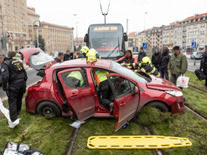 Hasiči po srážce auta s tramvají vyprošťovali řidiče