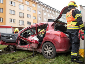 Hasiči po srážce auta s trmvají vyprošťovali řidiče
