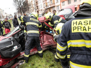 Hasiči po srážce auta s trmvají vyprošťovali řidiče