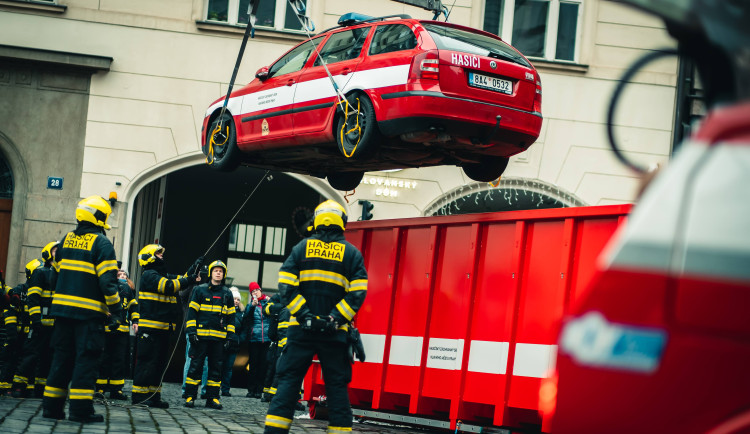 Hasiči cvičně vytahovali elektrické auto z garáží