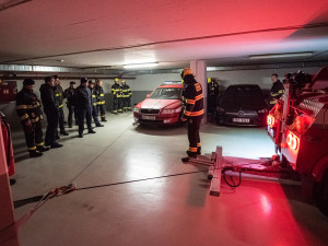 Hasiči cvičně vytahovali elektrické auto z garáží