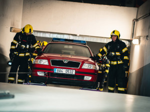 Hasiči cvičně vytahovali elektrické auto z garáží