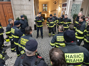 Hasiči cvičně vytahovali elektrické auto z garáží