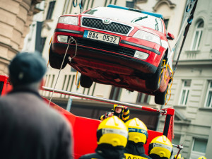 Hasiči cvičně vytahovali elektrické auto z garáží
