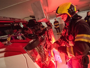 Hasiči cvičně vytahovali elektrické auto z garáží