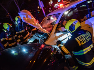Dopravní nehodu v Praze ohlásil na linku 112 mobilní telefon