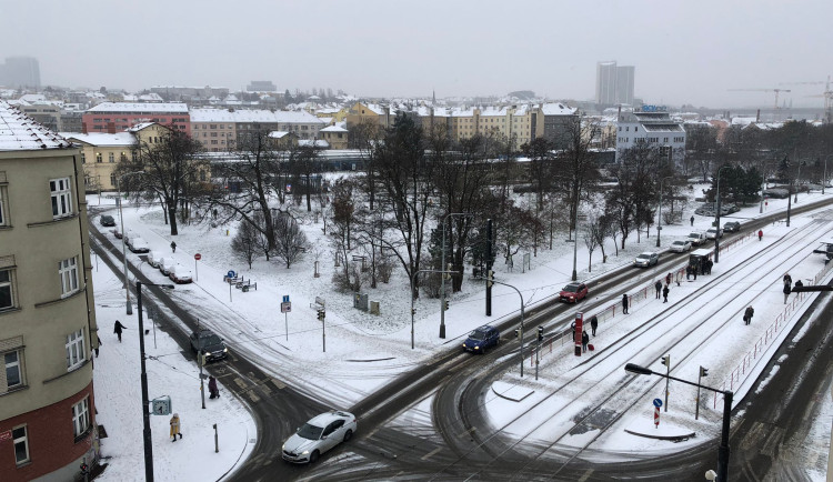 Silnice v Praze jsou sjízdné, na příjezdu do metropole se tvoří kolony