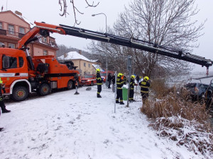 VIDEO: Do rybníka v Praze sjelo auto, vytáhli ho hasičští potápěči