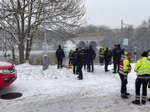 Do rybníka v Praze sjelo auto, vytáhli ho hasičští potápěči