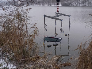 Do rybníka v Praze sjelo auto, vytáhli ho hasičští potápěči
