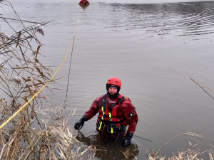 Do rybníka v Praze sjelo auto, vytáhli ho hasičští potápěči