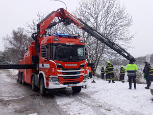 Do rybníka v Praze sjelo auto, vytáhli ho hasičští potápěči