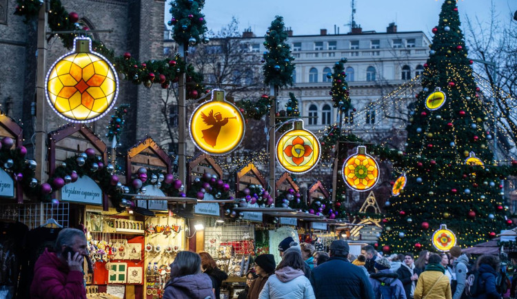 Vánoční trhy na náměstí Míru, v pozadí hlavní vánoční strom Prahy 2.